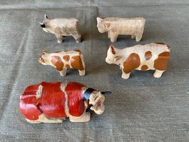 5 schöne alte geschnitzte Holzkühe
