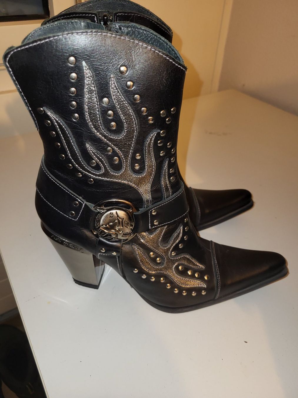 Scarpe da donna: Stiefel mit Totenkopf – Usato da Neuenhof venduto da DynaFatBob