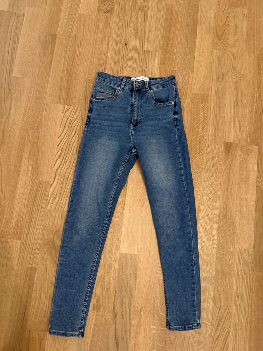 Bershka Jeans: Jeans BERSHKA Grösse 36  – D'occasion à Basel par tsc_b56w