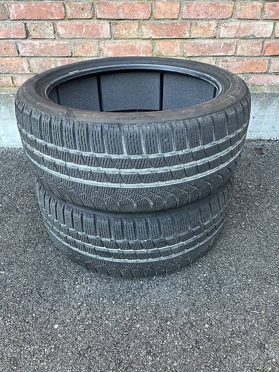 Pneus & Roues: 2 x 235/40/19 Pirelli Winterreifen  – D'occasion à Frasnacht par nobloff