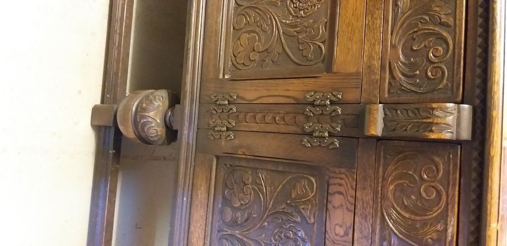 Commodes: Antikes Buffet/Sideboard mit Schnitzereien, massiv 49 – D'occasion à Zürich par Rotstern5 3