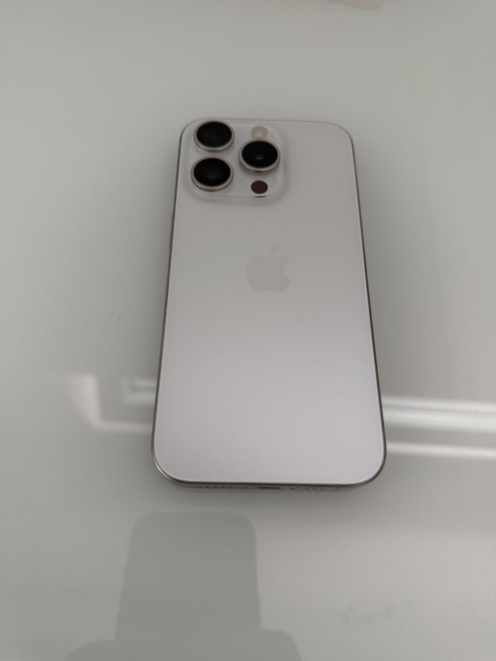 Apple Telefoni cellulari / Smartphones: iPhone 15 Pro, White Titanium, 256GB – Usato da Liestal venduto da ripi1 3