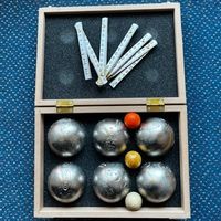 6 Petanquekugeln, 1 Holzkoffer und 1 Klappmeter