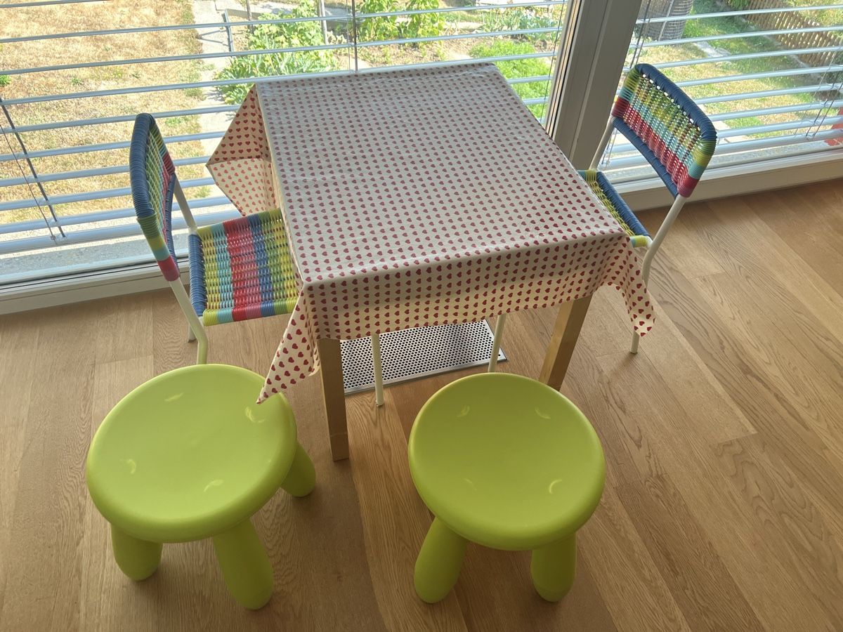 Tischset: Kindertisch mit 4 Stühlen – Gebraucht aus Eppenberg von Peaches01 2