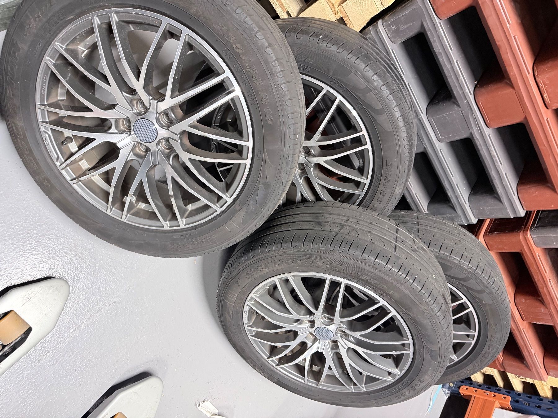Land Rover Pneus & Roues: Jantes avec pneu étè Range-Rover -Evoque – D'occasion à Yverdon-les-Bains par dar_mn57 2