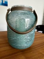Windlicht aus türkisem Glas mit Haltegriff