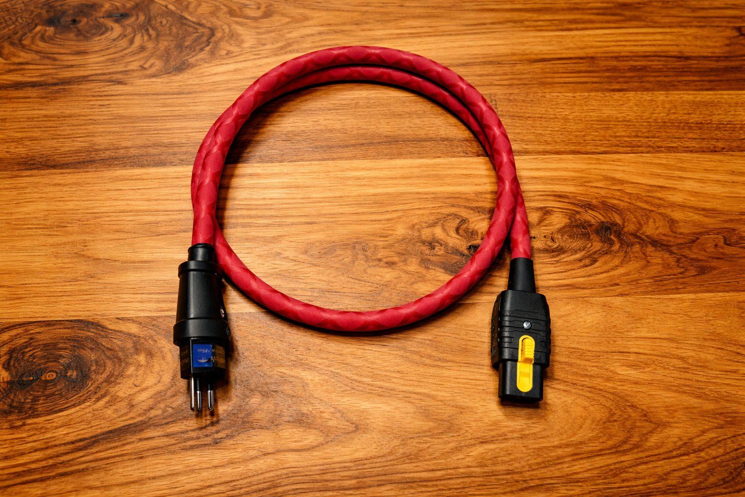 Cavi: ROTH CABLE Stromkabel FLEX geschirmt, rot, 1,0m, High-End – Nuovo e nell'imballaggio originale da Gossau ZH venduto da Axismundi_88