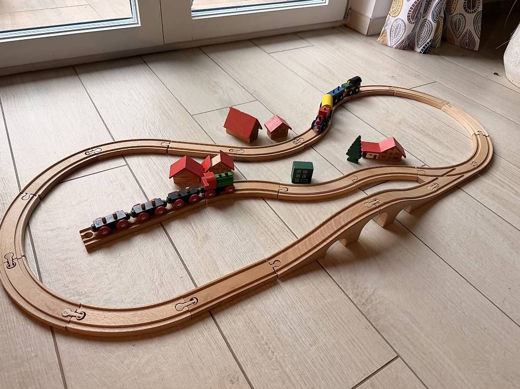 Jouets: Circuit de train en bois – D'occasion à Essertines-Yverdon par clemesitpa