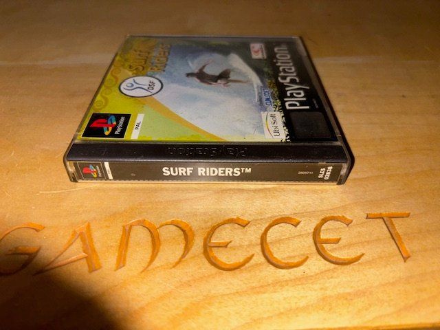 Sony Giochi: Surf Riders PS1 Playstation 1 – Usato da Steinach venduto da Gamecet 3