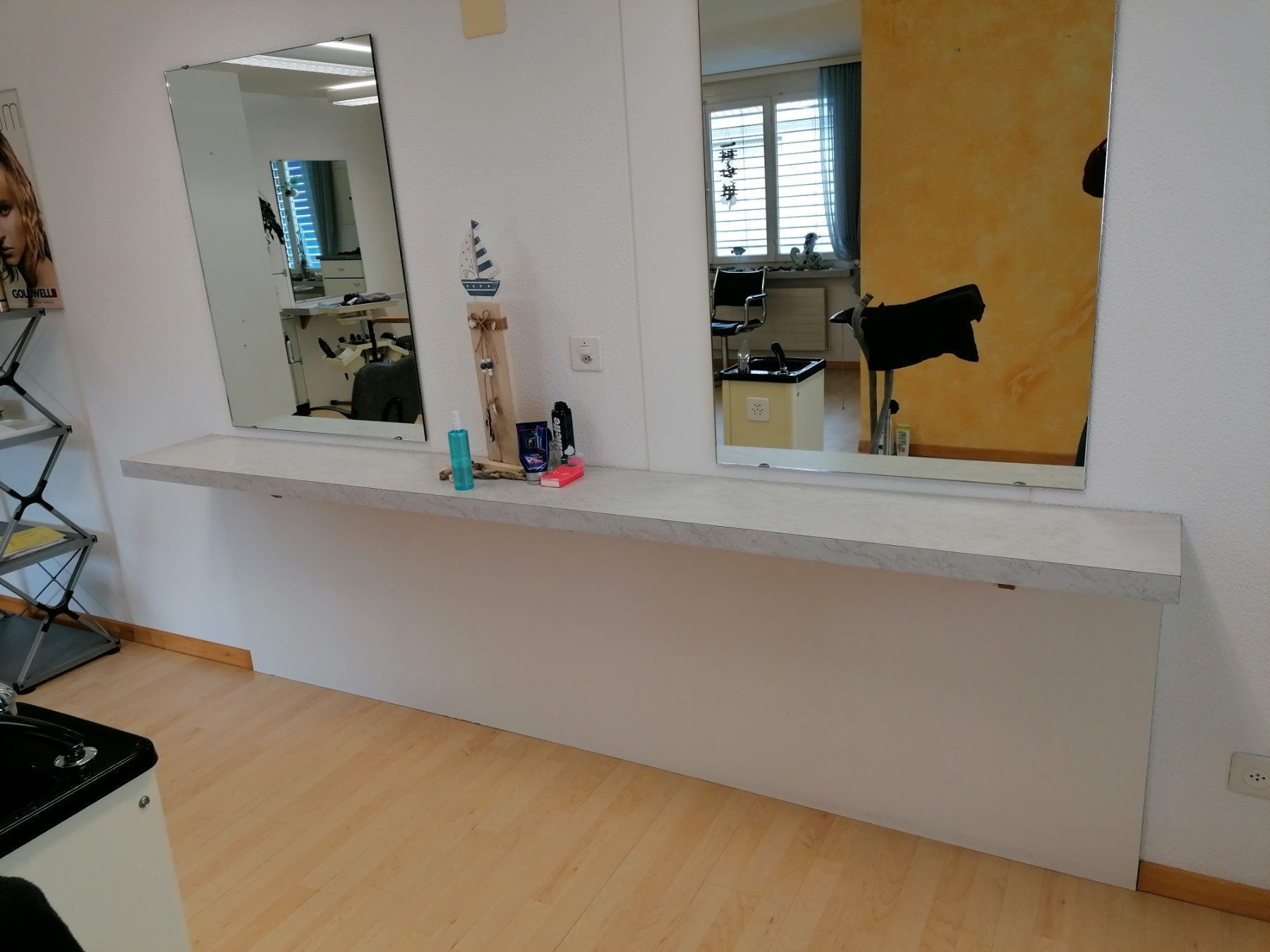 Piatti di portata: 1 grosses Tablar Bedienungsplatz Coiffeur – Usato da Steinen venduto da kelli13 1