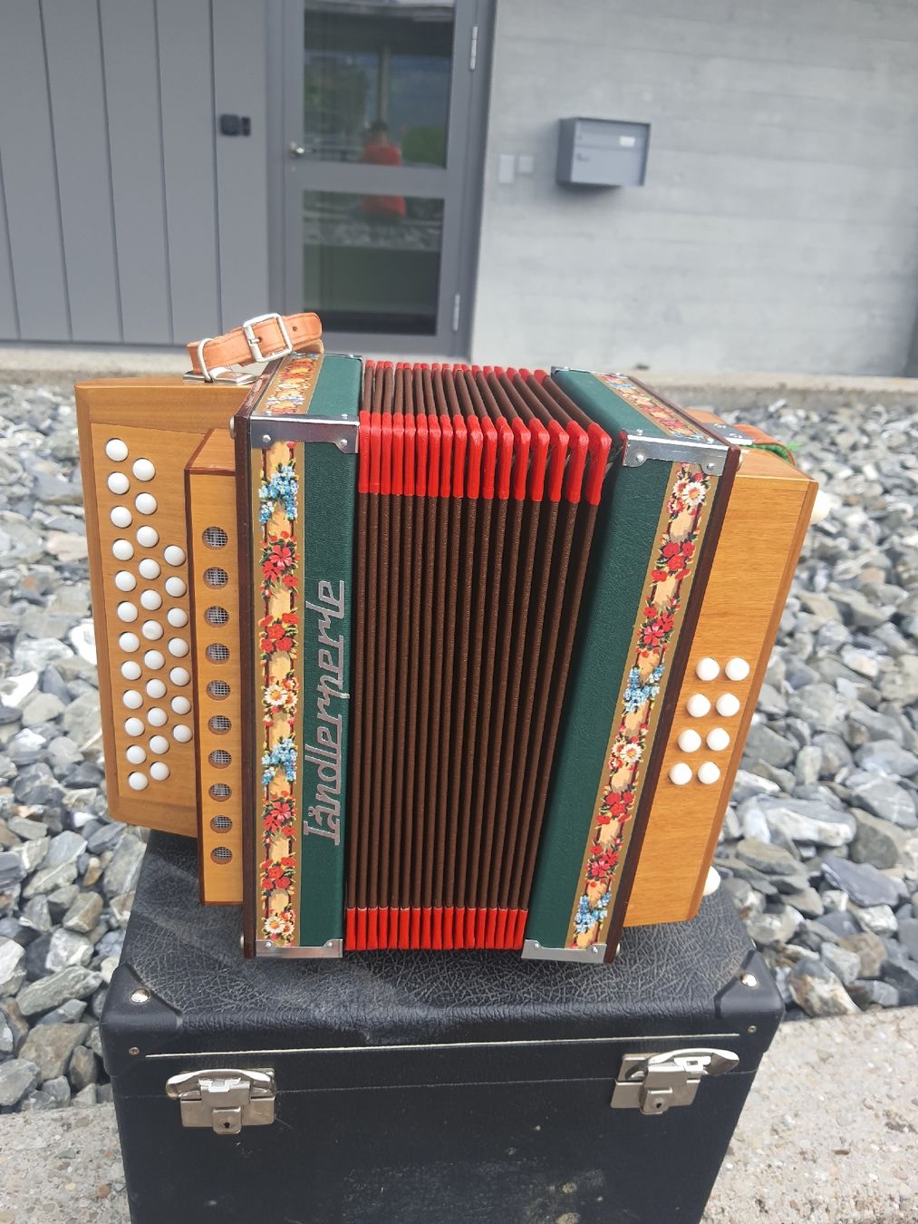 Musikinstrumente: schwyzerorgeli 8 basses avec coffre ton B  – Gebraucht aus Pont-de-la-Morge von Mirabelle0 2
