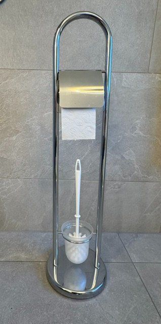 WC: WC- Garnitur mit Rollenhalter und Bürste – Usato da Sins venduto da Bless04