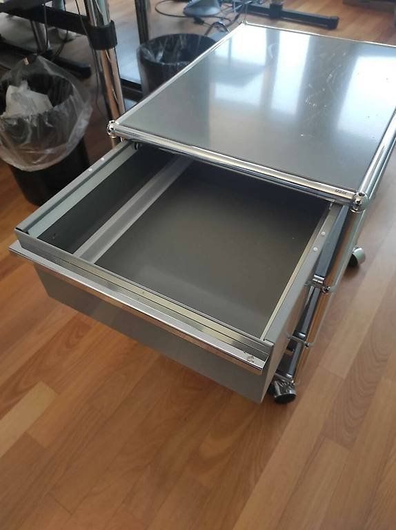 USM Banconi: USM Haller Rollcontainer grau - 3 Schubladen – Usato da Pfungen venduto da JAKN 2
