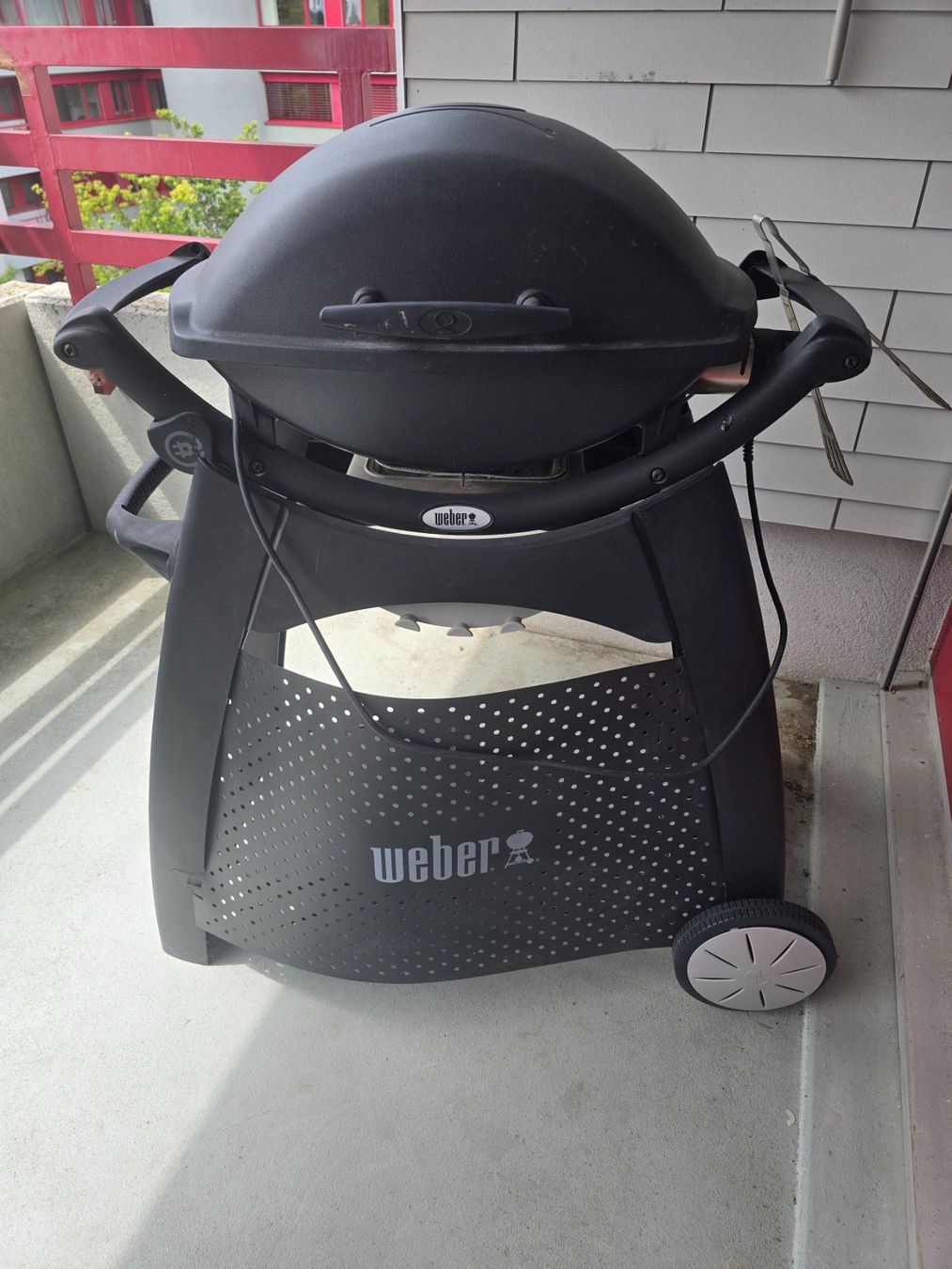 Grills: Elektrogrill Weber Q 140 mit Stand – Gebraucht aus Zug von musikundtechnik