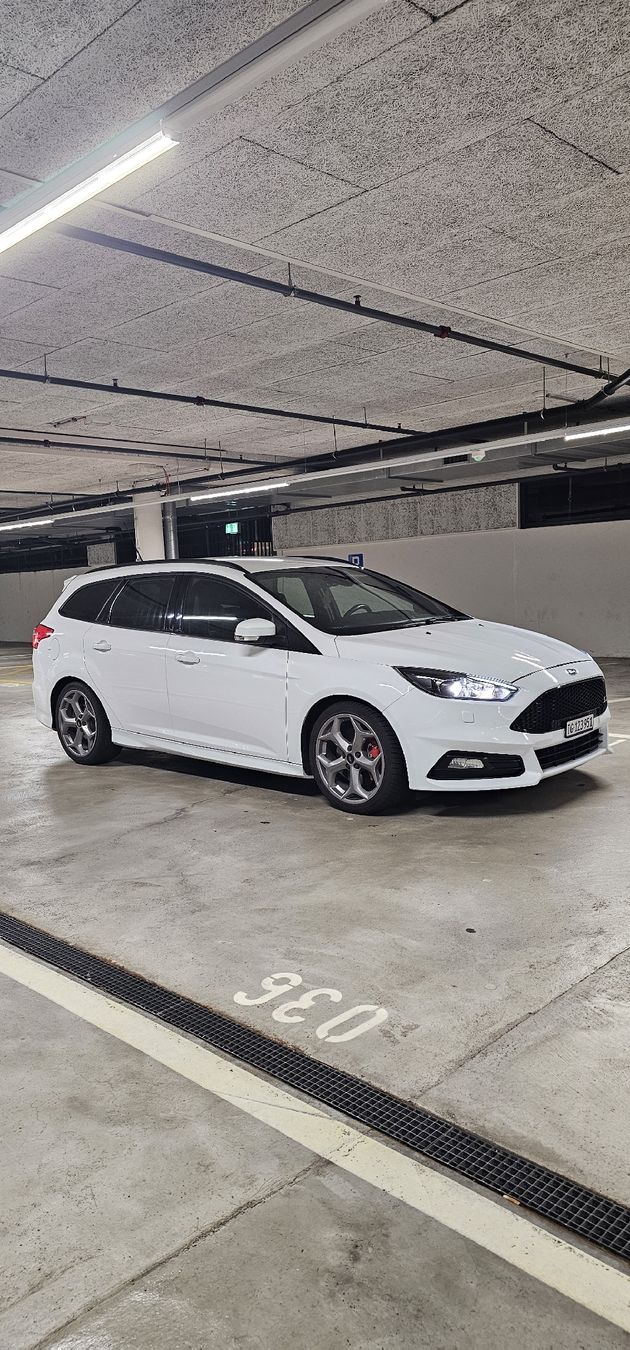 Autos: Ford focus st  – D'occasion à Lustdorf par dns_j68w