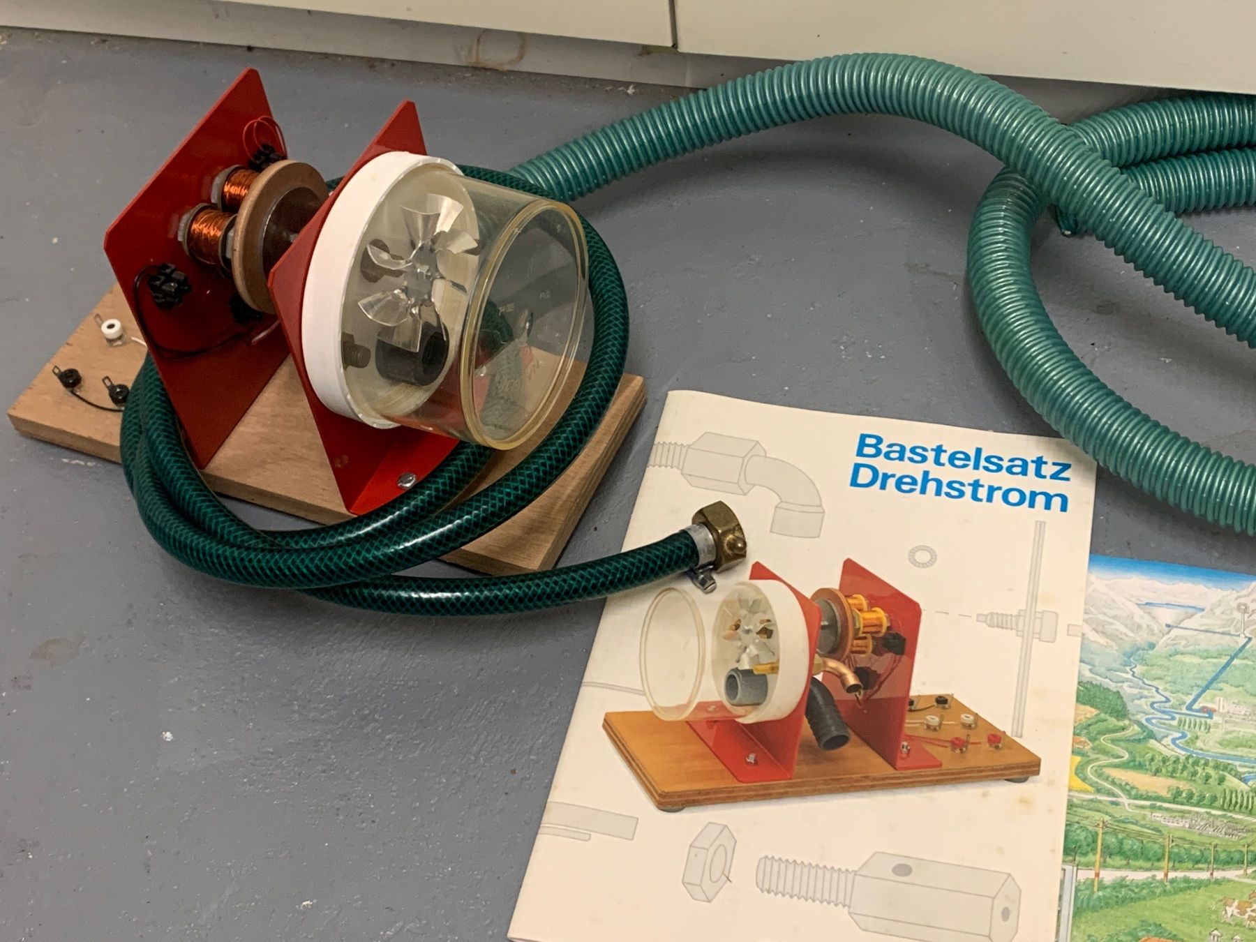 Kit di costruzioni: Generator Bastelsatz Drehstrom Modell mit Anleitung – Usato da Wildegg venduto da Elefant42