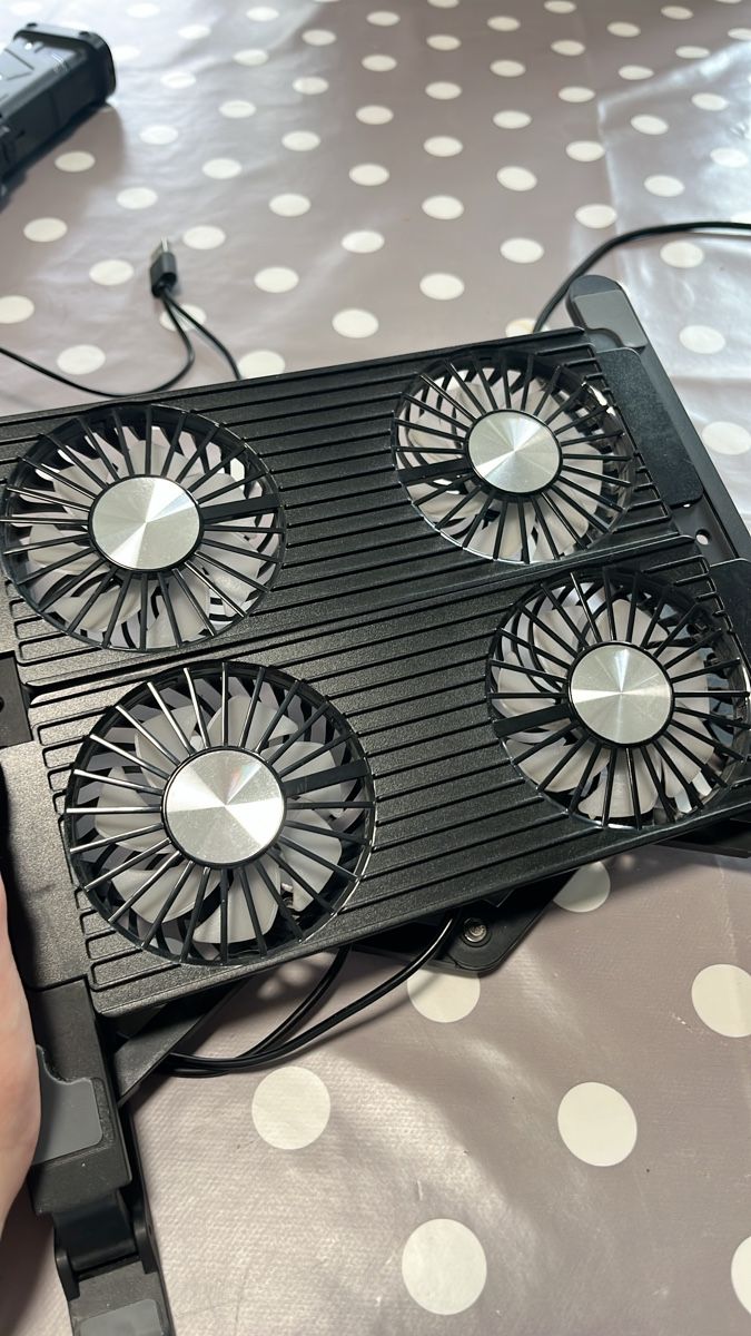 Ventilatoren: Support ordinateur portable 4 ventilateurs noir – Gebraucht aus Noville von Berlusconi55