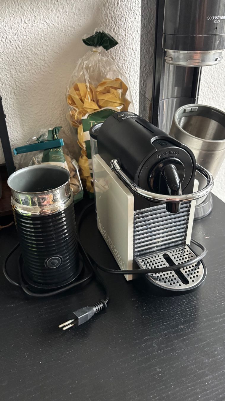Nespresso Macchine per caffè & Macchine per espresso: Nespresso Kaffeemaschine mit Milchaufschäumer – Usato da Zürich venduto da ManuTaeuber 2