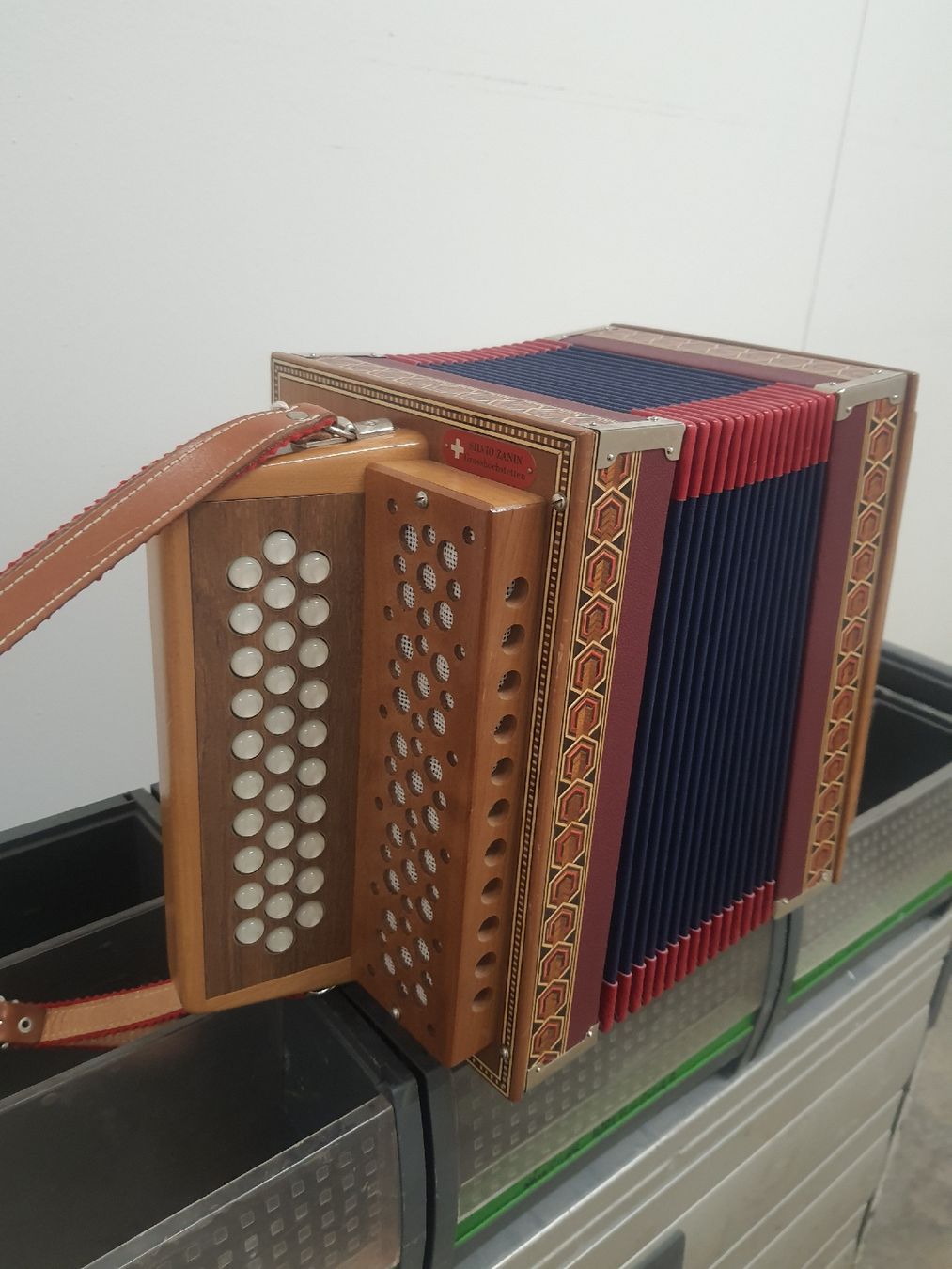 Strumenti musicali: schwyzerorgeli Zanin ton B – Usato da Pont-de-la-Morge venduto da Mirabelle0 8