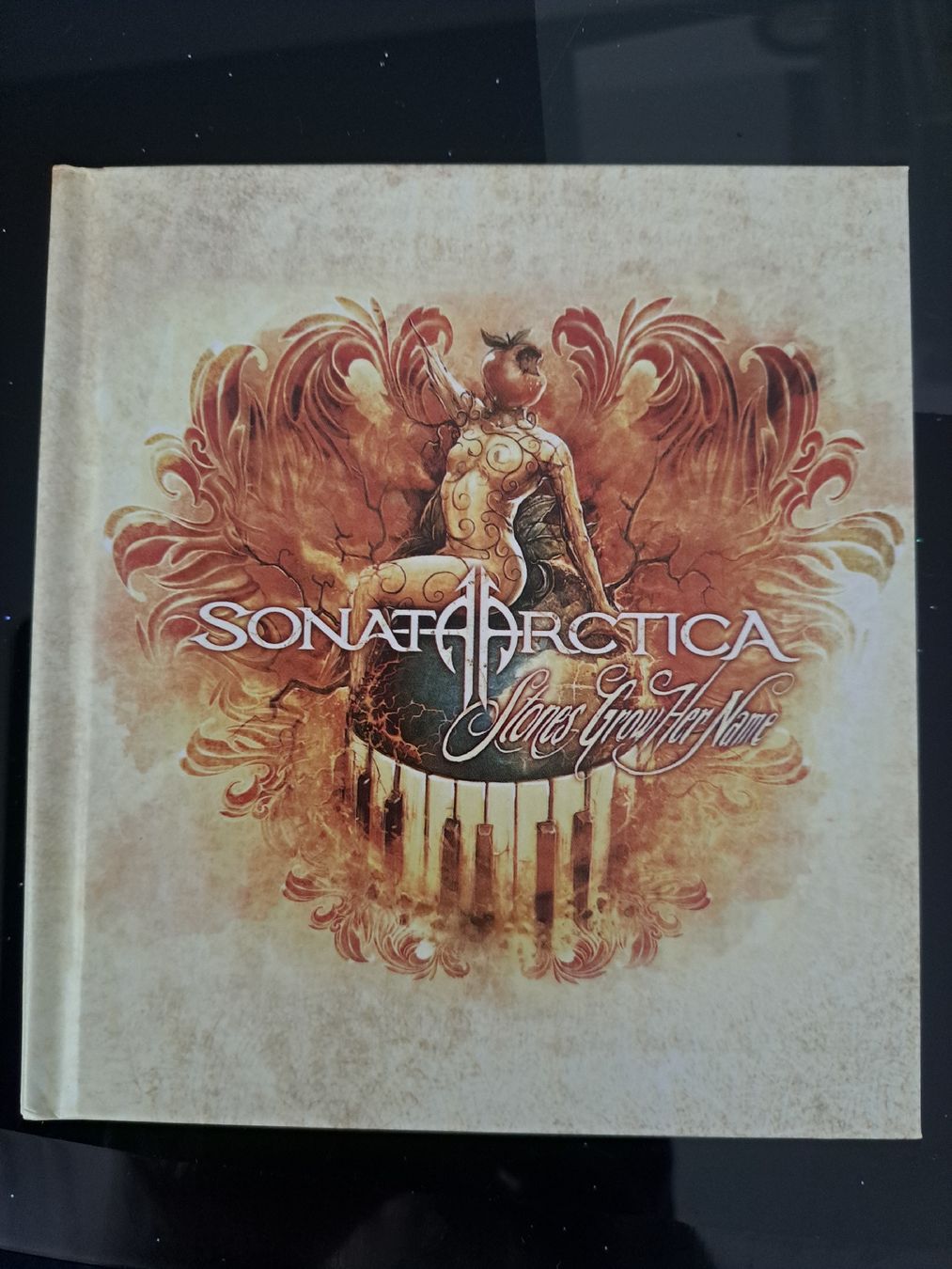 CD: Sonata Arctica - Stones Grow Her Name  – Nuovo (secondo la descrizione) da Schüpfen venduto da Sonata85