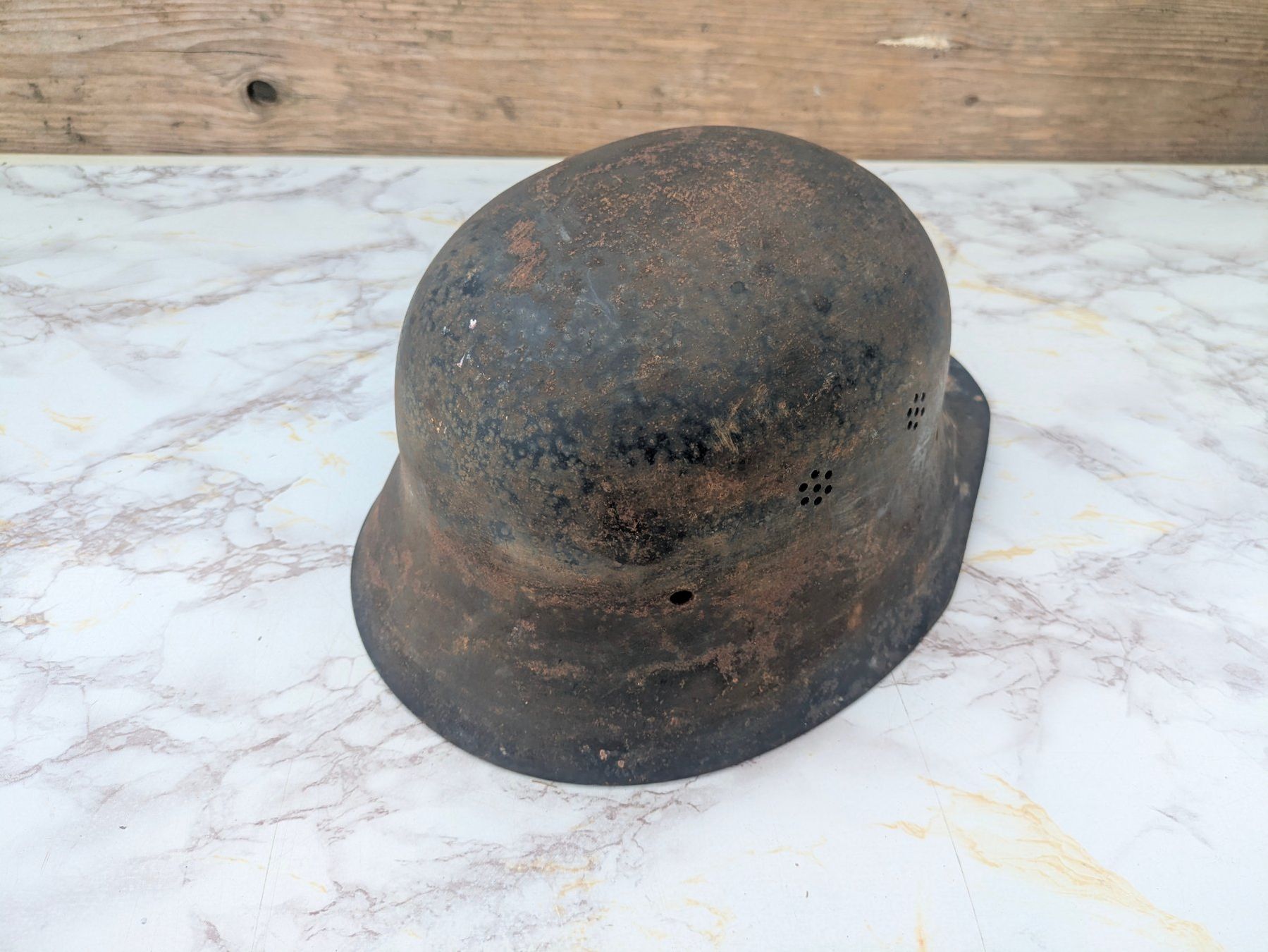 Uniformi & Effetti personali: SD Luftschutz Stahlhelm M34 "Duck Bill Visor" mit Abzeichen – Usato da Buttisholz venduto da ArmeeShopCH 6