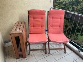 Gartenstühle und aufklappbarer Tisch