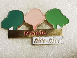 Ansteckpin 91: resiste nico nico