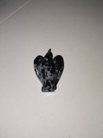 Pendentif en forme de petit ange sculpté en obsidienne neige