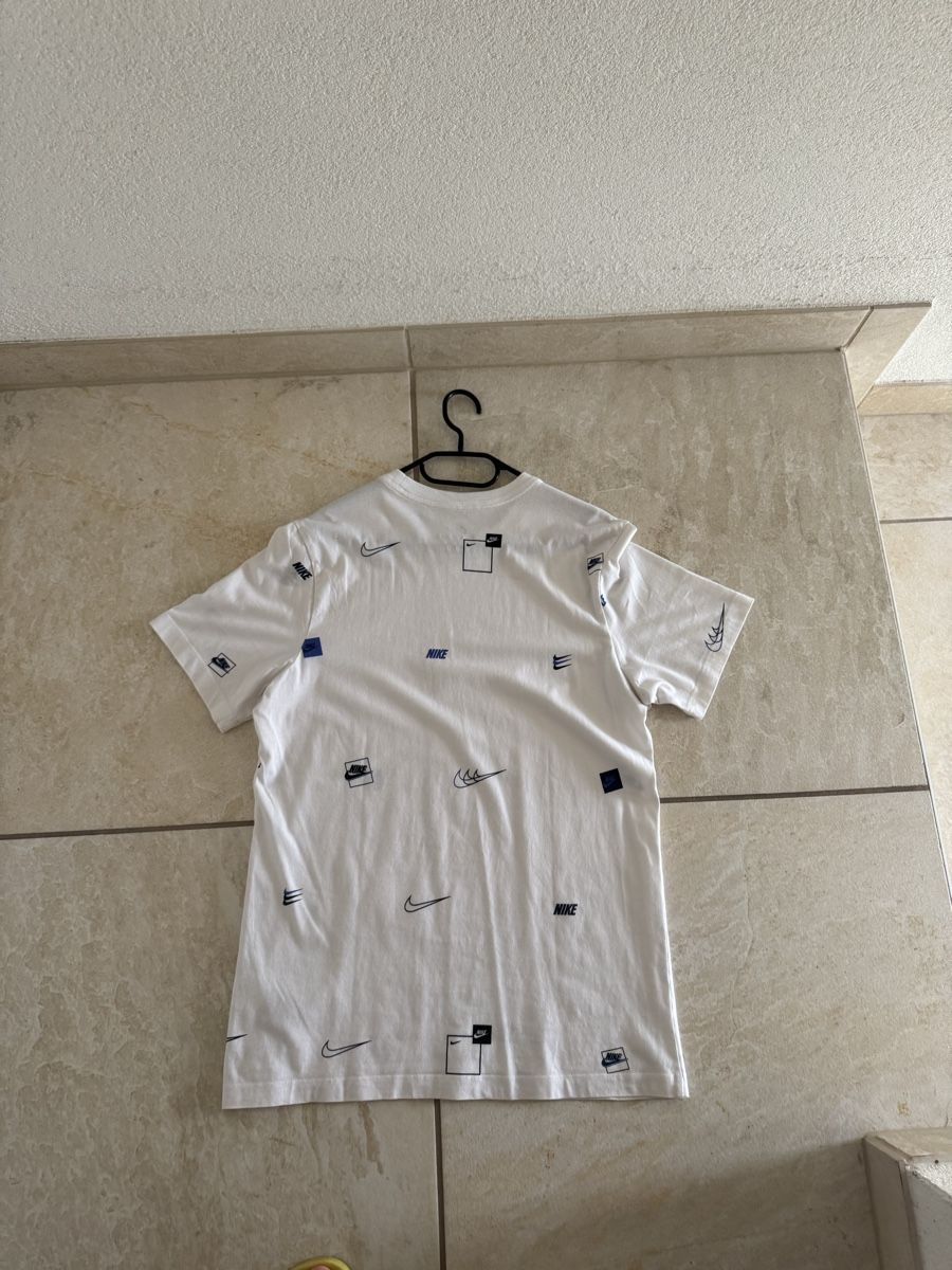 Nike T-shirt: T-shirt Nike – Nuovo (secondo la descrizione) da Châtonnaye venduto da Marco_Mancoca 1