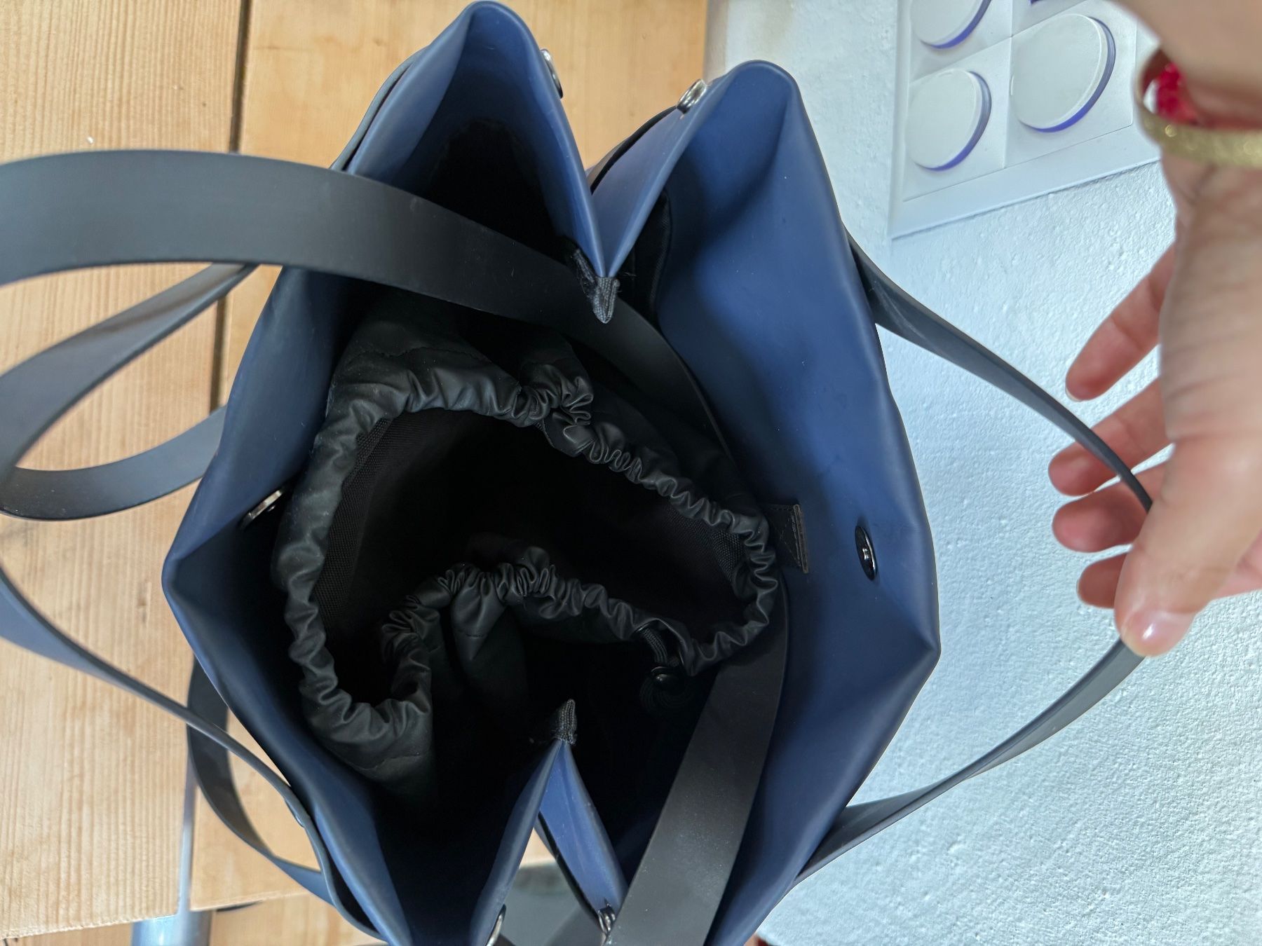 Rains Zaini: Sac à dos RAINS Shift bleu marine – Usato da Prez-vers-Siviriez venduto da mar_n29z 3