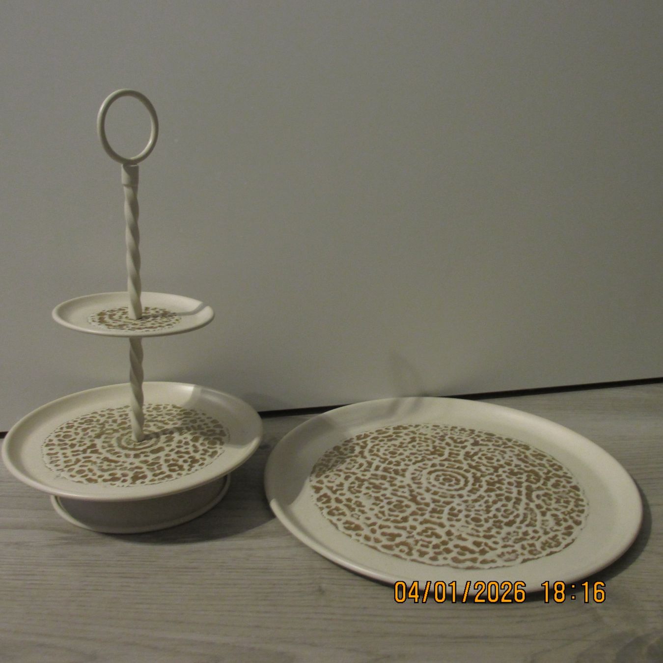 Piatti di portata: Vintage Etagere/ Servierständer, 2-stufig & passender Teller – Usato da Galgenen venduto da Forflowers 2