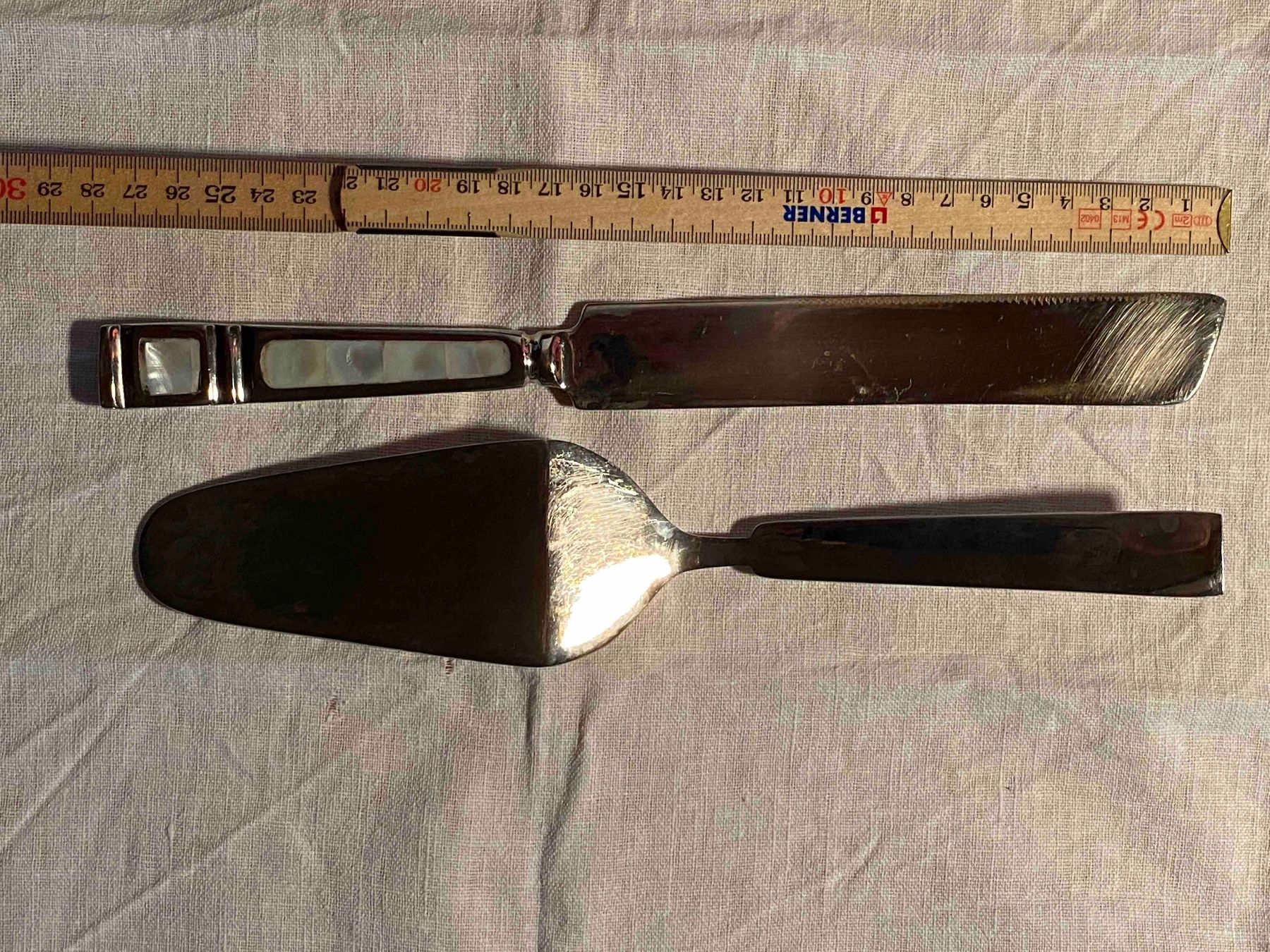 Set di posate: Kuchenmesser und Kuchenschaufel mit Perlmuttgriffen – Usato da Maur venduto da privat101 6