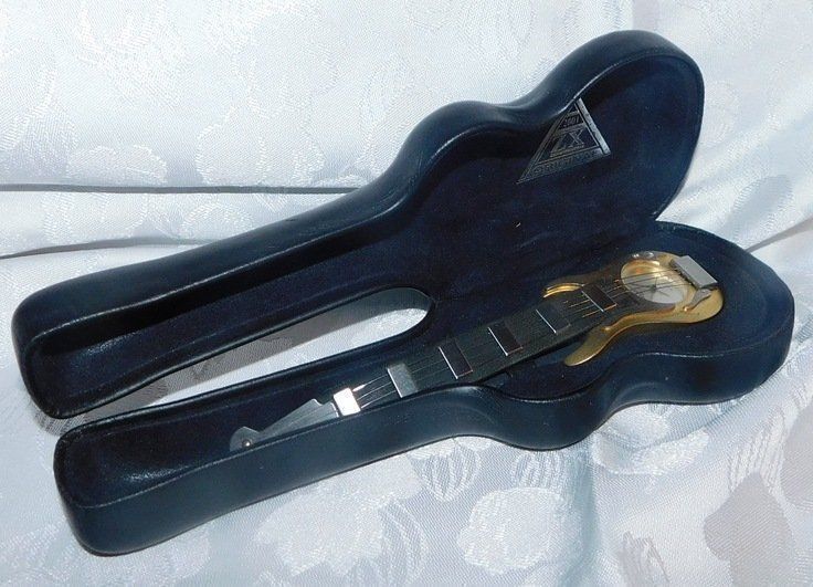 Uhren: Quarzuhr in Gitarrenform, mit Köfferchen – Gebraucht aus Villnachern von Niggo0