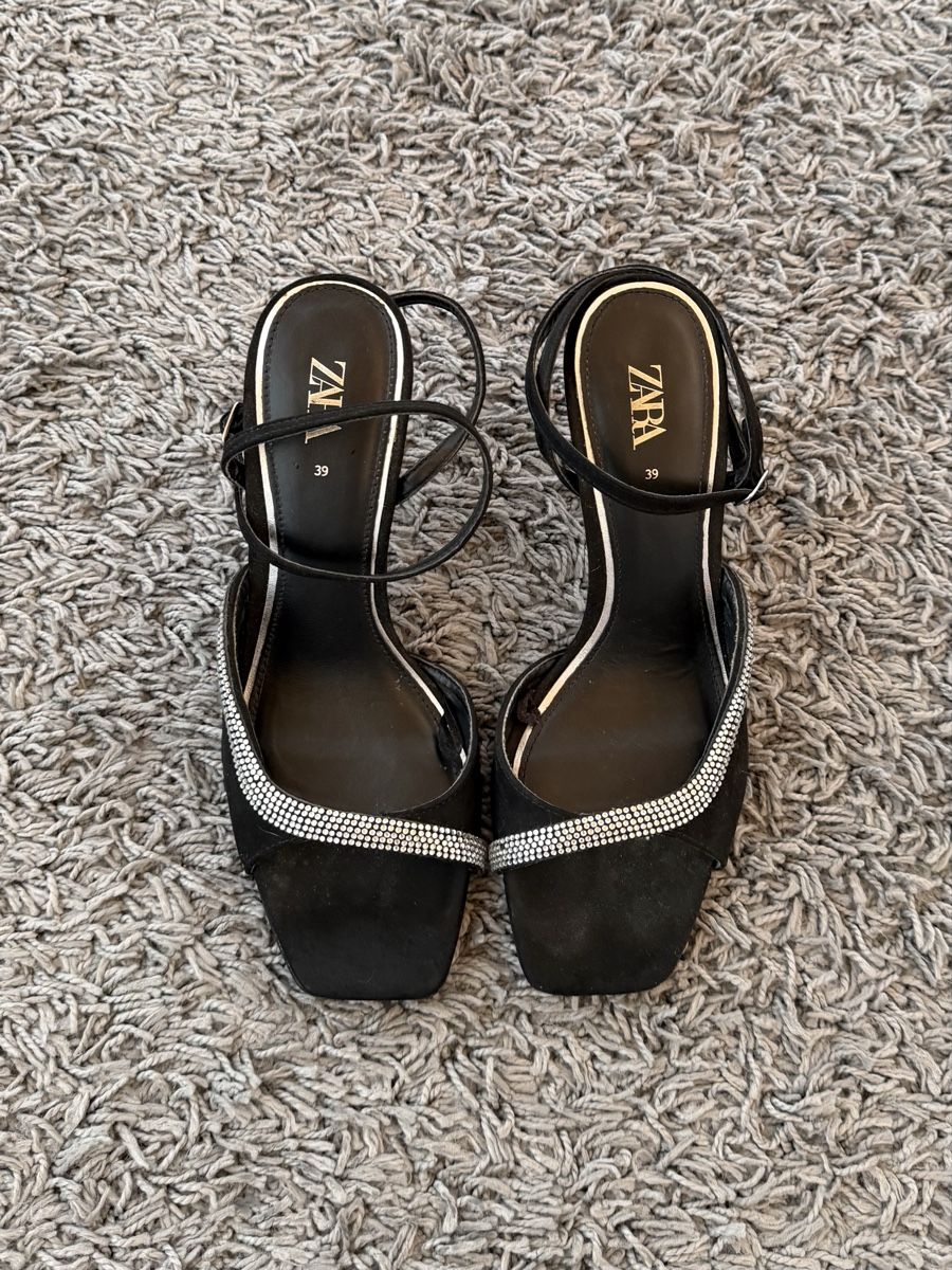Zara Scarpe da donna: High heels schwarz EU 39 – Usato da Frümsen venduto da laura002