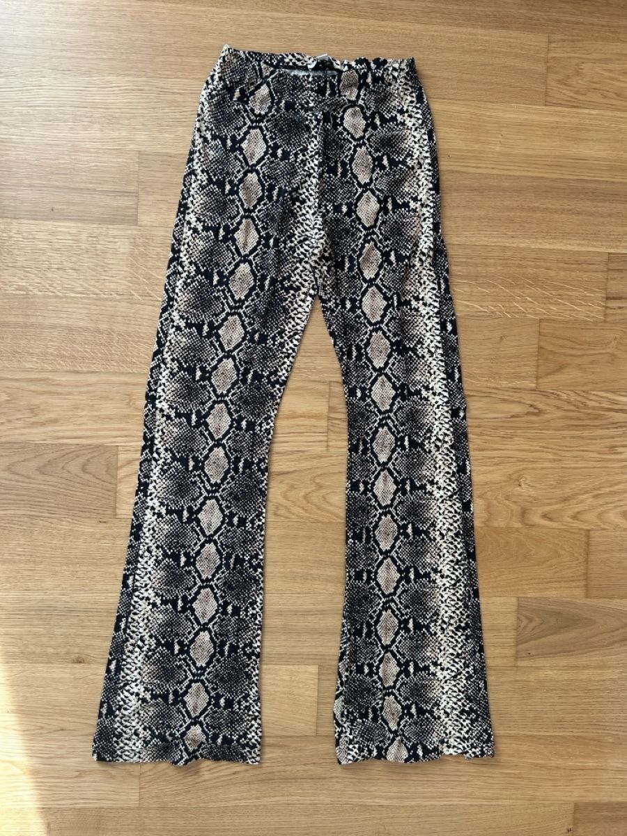 Pantaloni: Damen Hose Schlangenmuster gebraucht – Usato da Fehraltorf venduto da car_5mk7