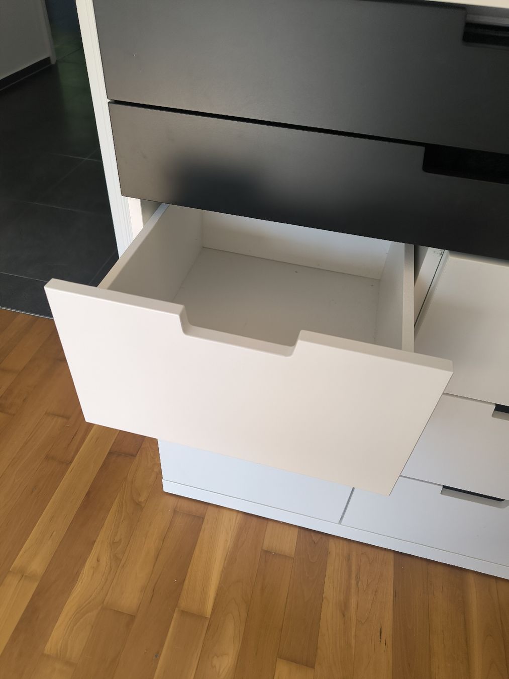 Ikea Cassettiere: Kommode IKEA Malm weiss/schwarz mit Schubladen – Usato da Lufingen venduto da Ritter9 1