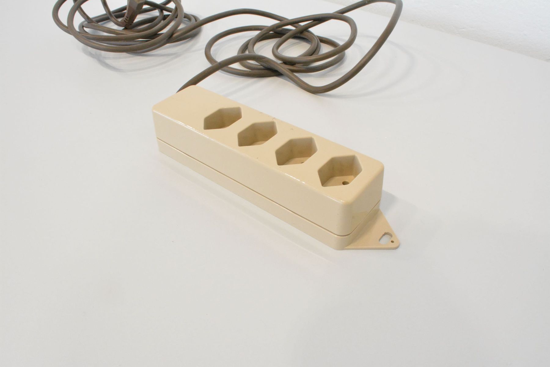 Spine: Max Hauri Basic Mehrfachstecker Beige - 4 Anschlüsse – Usato da Schönenwerd venduto da mcofficeshop 1