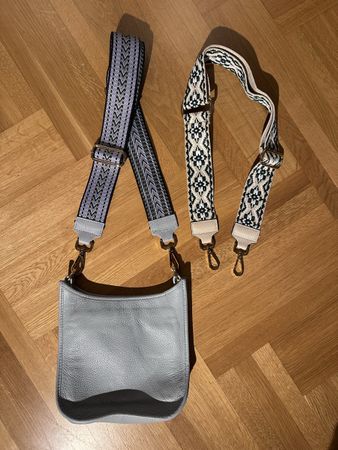 Hellblaue Ledertasche mit Träger zum Auswechseln