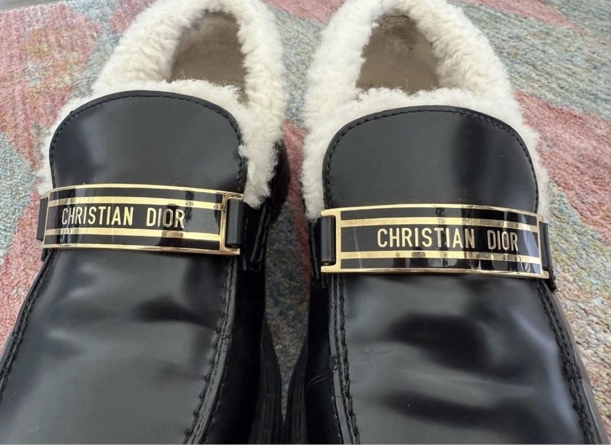 Dior Chaussures femmes: Dior code loafers with fur inside  – D'occasion à Lausanne par Loyal_8 7