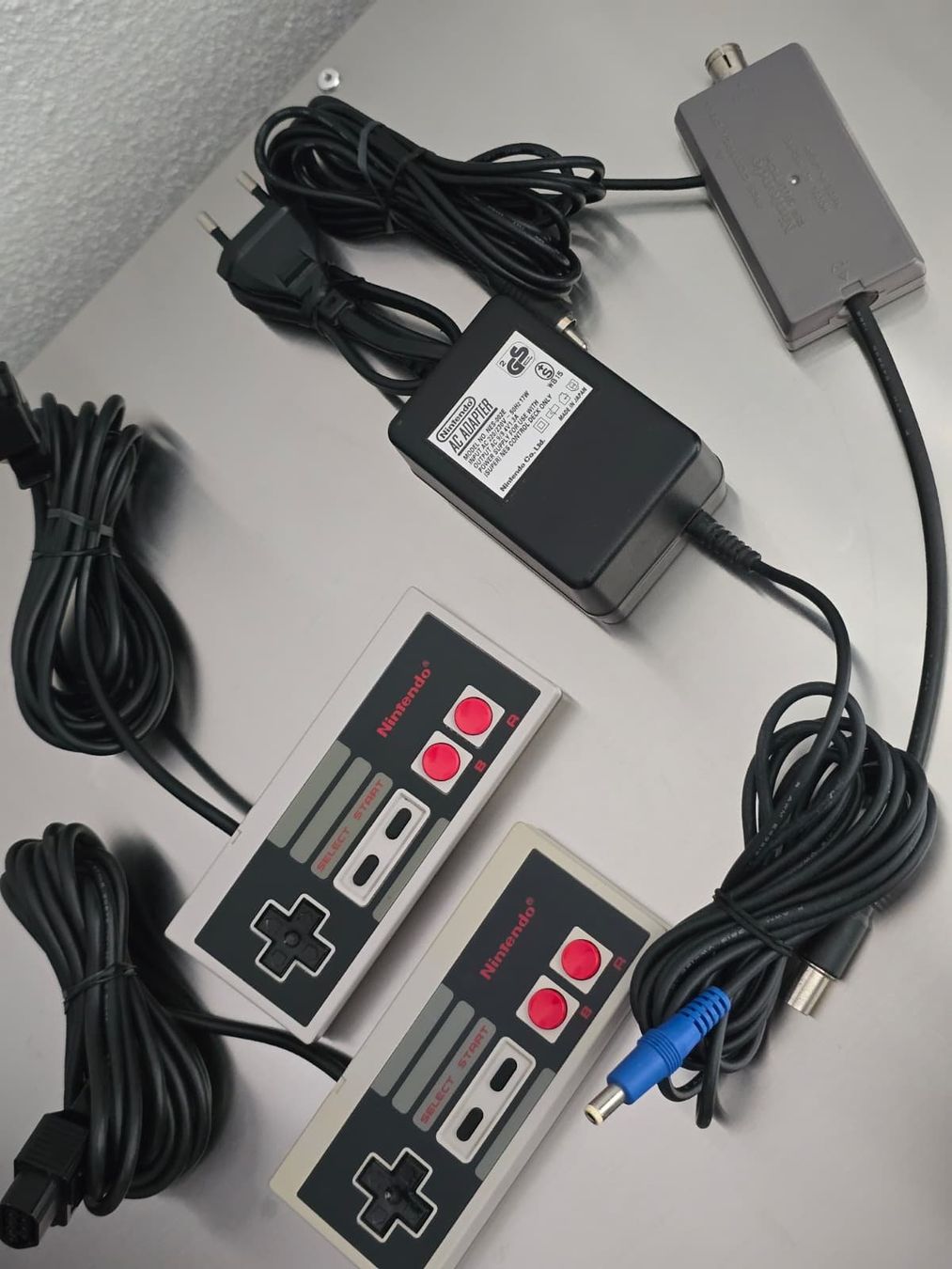 Nintendo Consoles: Nintendo Entertainment System (NES) Konsole mit 2 Controller – D'occasion à Emmen par BieteNurSo 4