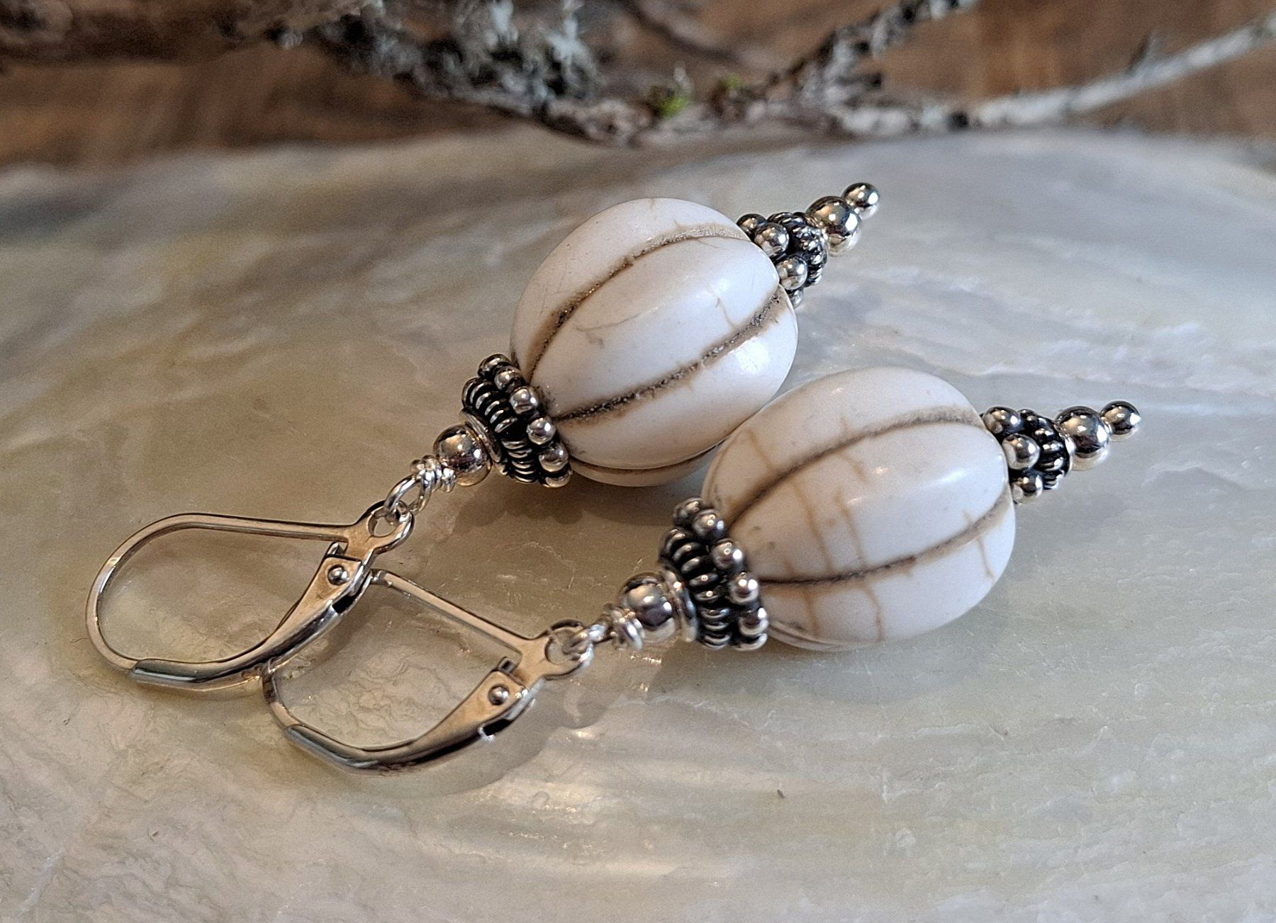 Pietre preziose: LEE - Howlithohrringe - Sterling -Silber - écru – Nuovo e nell'imballaggio originale da Mühlethal venduto da nicita-modeschmuck 1