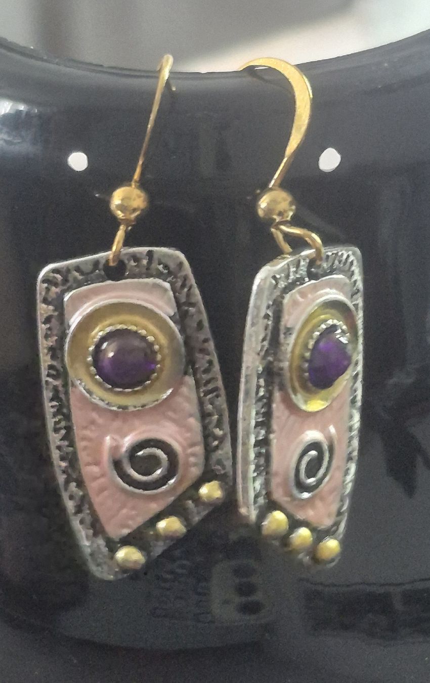 Boucles d'oreille: Orecchini pendenti dorati con pietre viola – Neuf (Voir description) à Giubiasco par Stefaniav 1