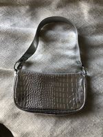 Silberne Baguette Bag Croco Look