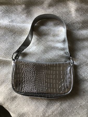 Silberne Baguette Bag Croco Look
