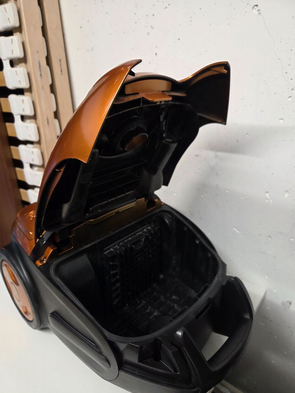 Aspirapolveri & Accessori: Satrap Staubsauger orange gebraucht 700W – Usato da Chur venduto da Einszweidreiviermein 1
