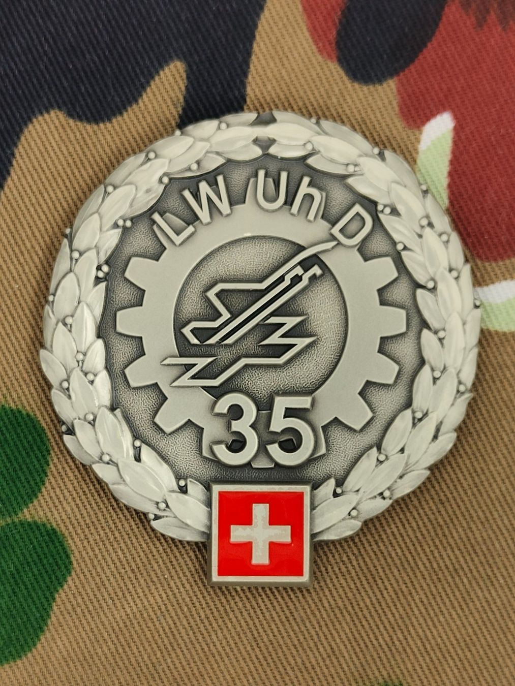 Schweizer Armee Placchette & Badge: Béretemblem Luftwaffenunterhaltsdienst 35 – Usato da Bauma venduto da SwissMilitaria
