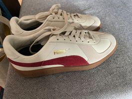 Damen-Puma-Tennisschuhe mit roten Streifen