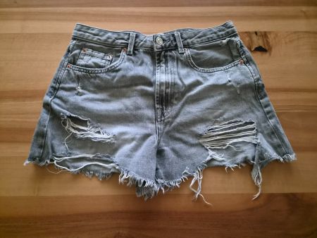 Coole Sommer Shorts von Stradivarius, Grösse 38, Grau!
