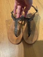 Damen Sandalen mit Steinen schwarz getragen