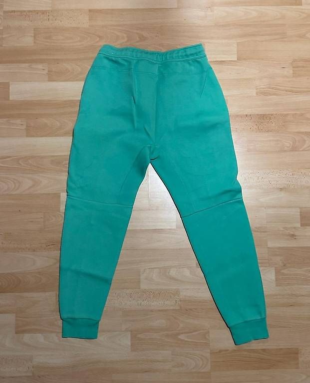 Hosen: Nike Tech Hose Grün Grösse M – Gebraucht aus Häfelfingen von kus_l9j6 1